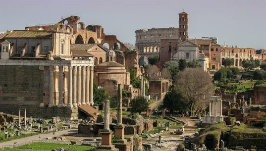 Wo, ausser in Rom, sieht man auf einen Blick Geschichte über hunderte von Jahren. Ganz im Hintergrund steht das im 1. Jh. Nach Chr. Gebaute Kolosseum. Im Vordergrund befindet sich das „Forum Romano“, welches um das 6. Jahrhundert erbaut wurde.